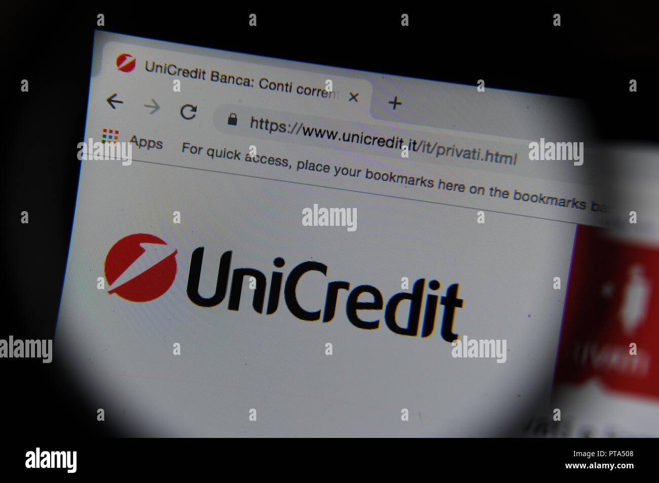 UniCredit Website durch ein Vergrößerungsglas gesehen Stockfoto