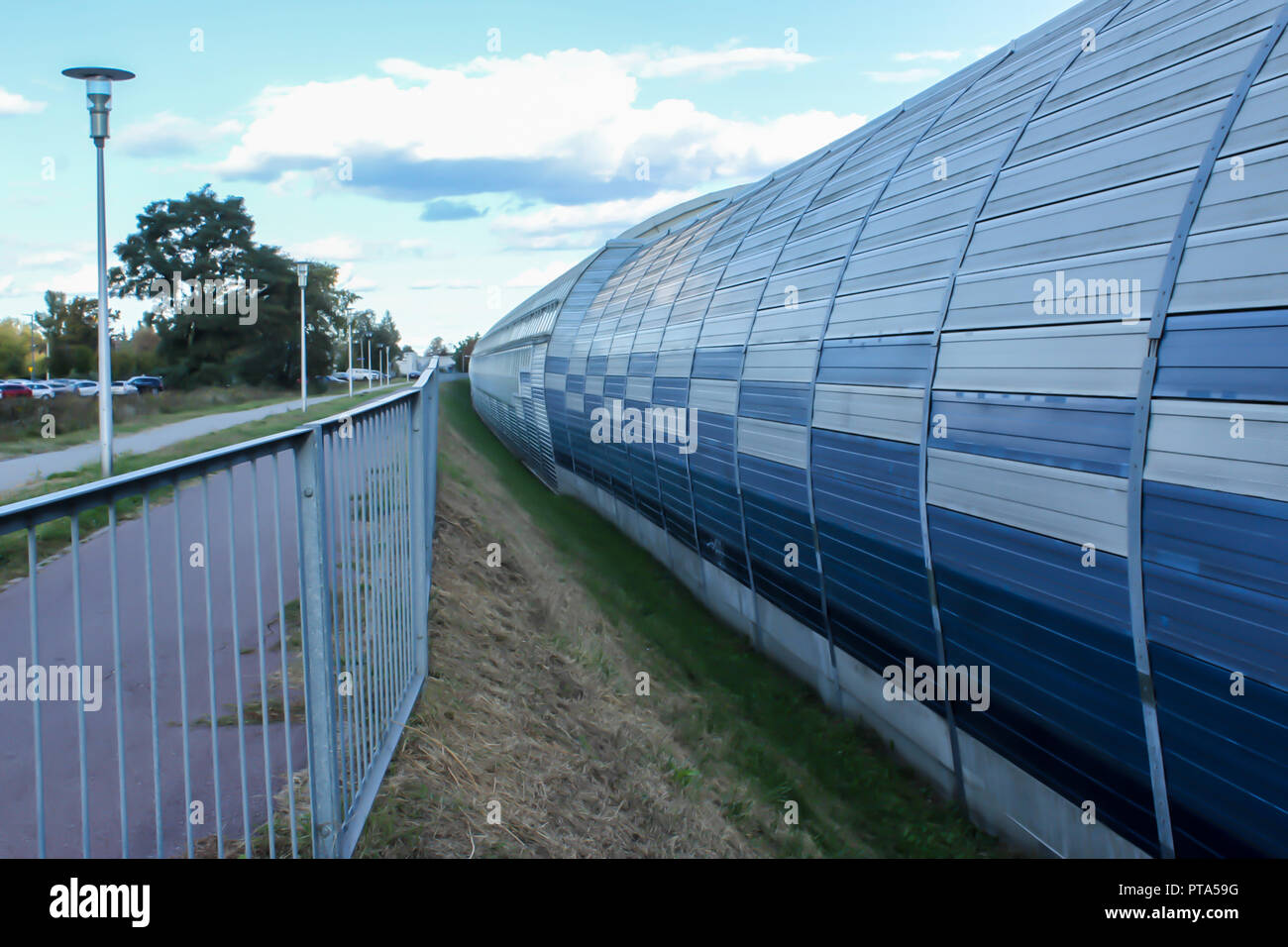 Die Straßen in der Schallschutzhaube tunneln. Struktur aus Metall und Glas. Moderne Technik in der Stadt Warschau, Polen. Stockfoto