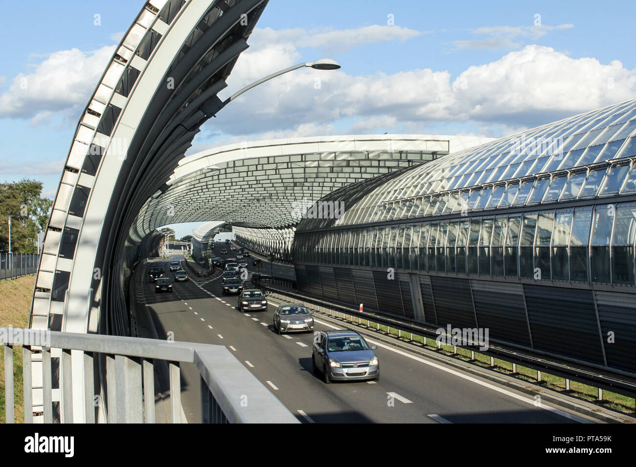 Autos auf der Straße in der Schallschutzhaube Tunnel. Struktur aus Metall und Glas. Moderne Technik in der Stadt Warschau, Polen. Stockfoto