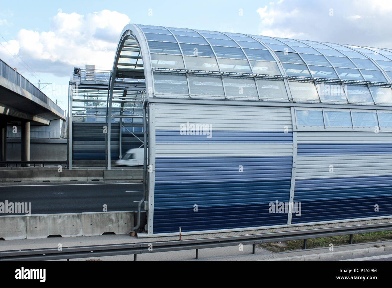 Die Straßen in der Schallschutzhaube tunneln. Struktur aus Metall und Glas. Moderne Technik in der Stadt Warschau, Polen. Stockfoto