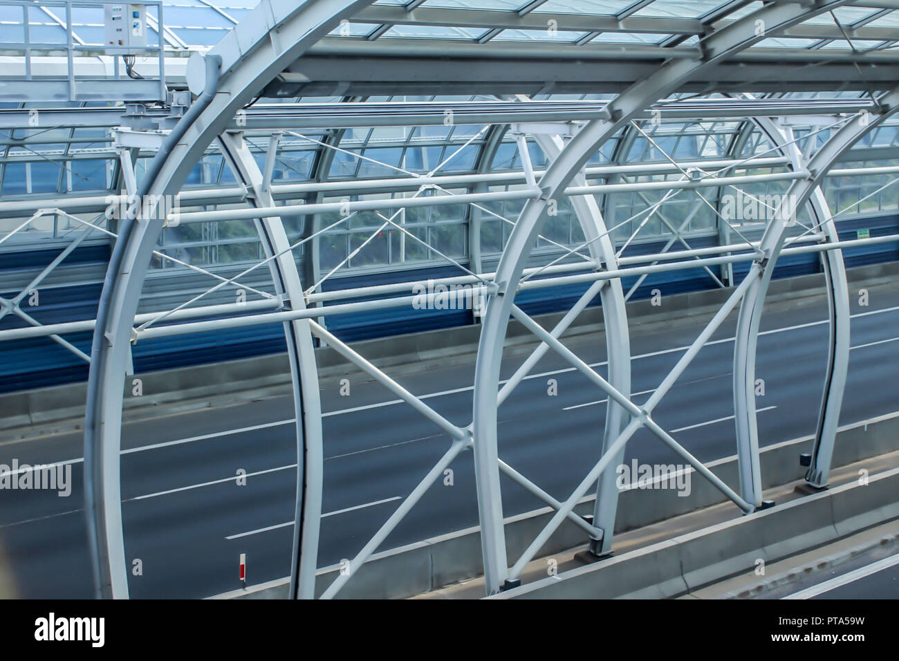 Die Straßen in der Schallschutzhaube tunneln. Struktur aus Metall und Glas. Moderne Technik in der Stadt Warschau, Polen. Stockfoto
