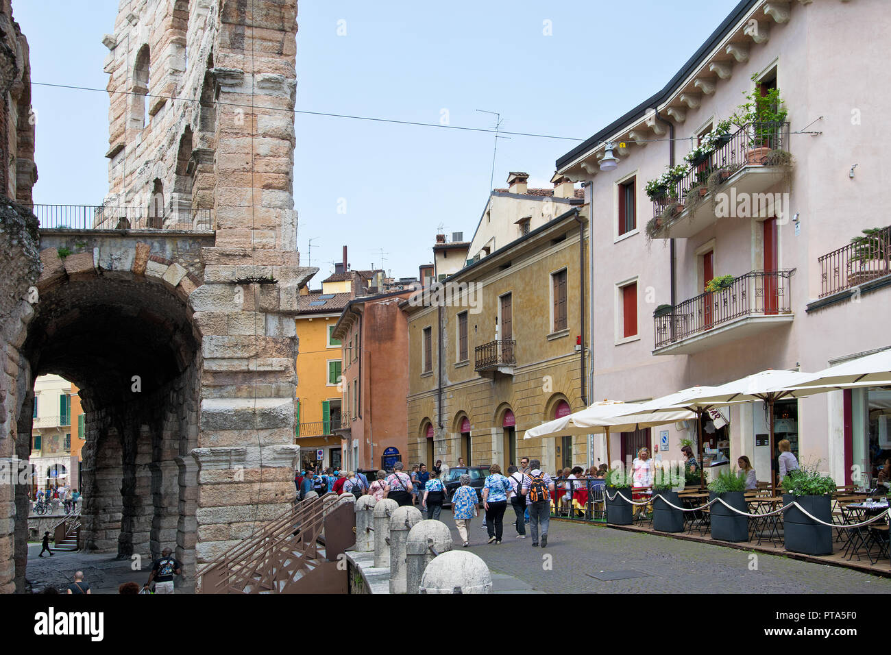 VERONA, ITALIEN - 6. Mai 2018: Touristen nächsten Arena von Verona in der suny Tag. Die Arena von Verona ist gut - antike römische Amphitheater und die wichtigsten Touri erhalten Stockfoto