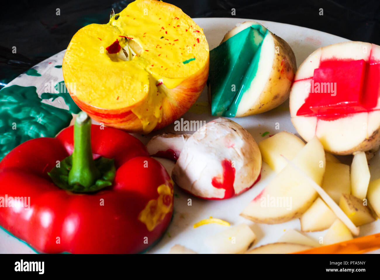 Gemüse in der Hälfte und als Briefmarken mit Farbe. Stockfoto