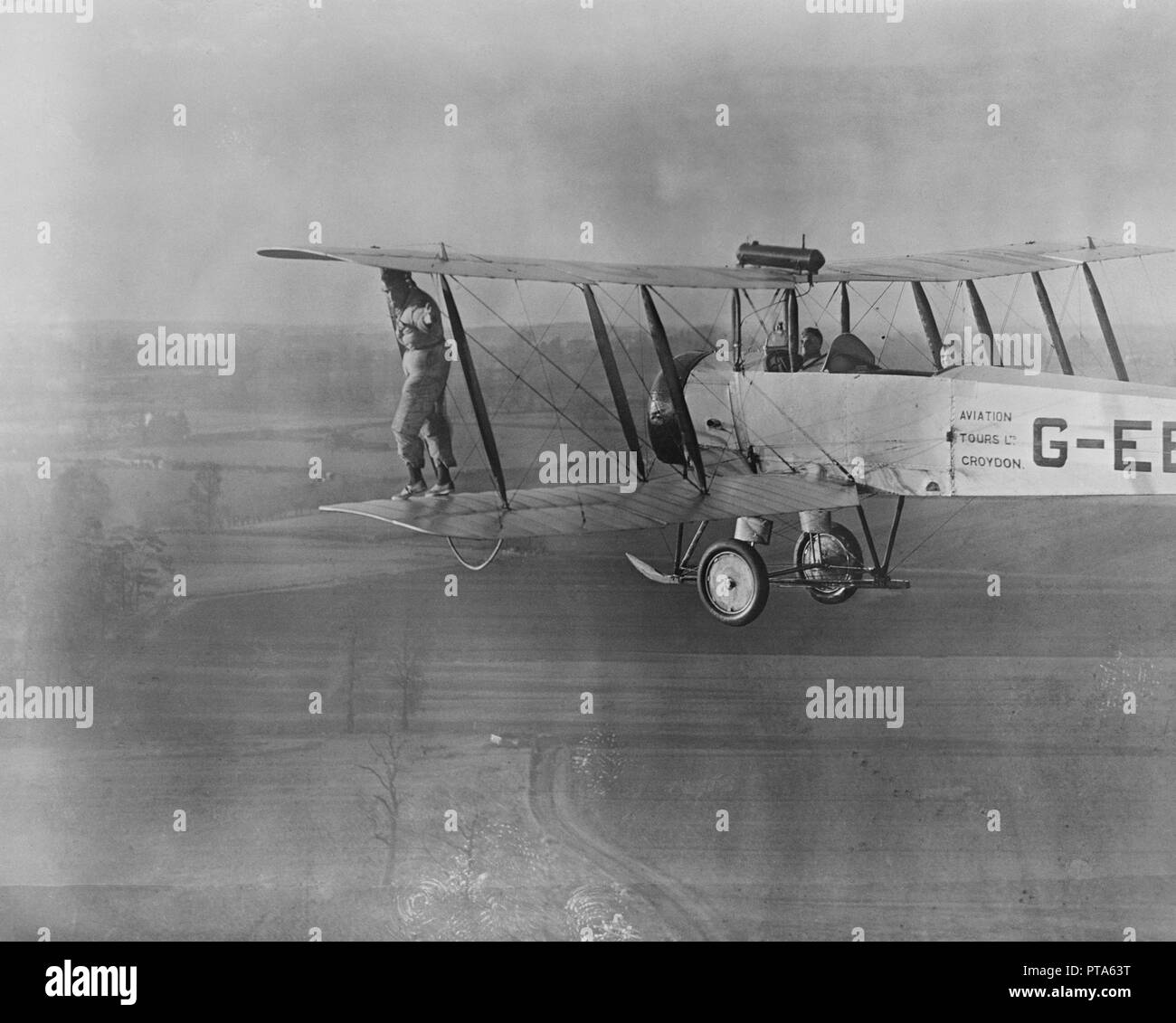 Wing Walking ohne Kabelbaum auf einem Avro 504 Doppeldecker, 1932. Schöpfer: Aerofilms. Stockfoto