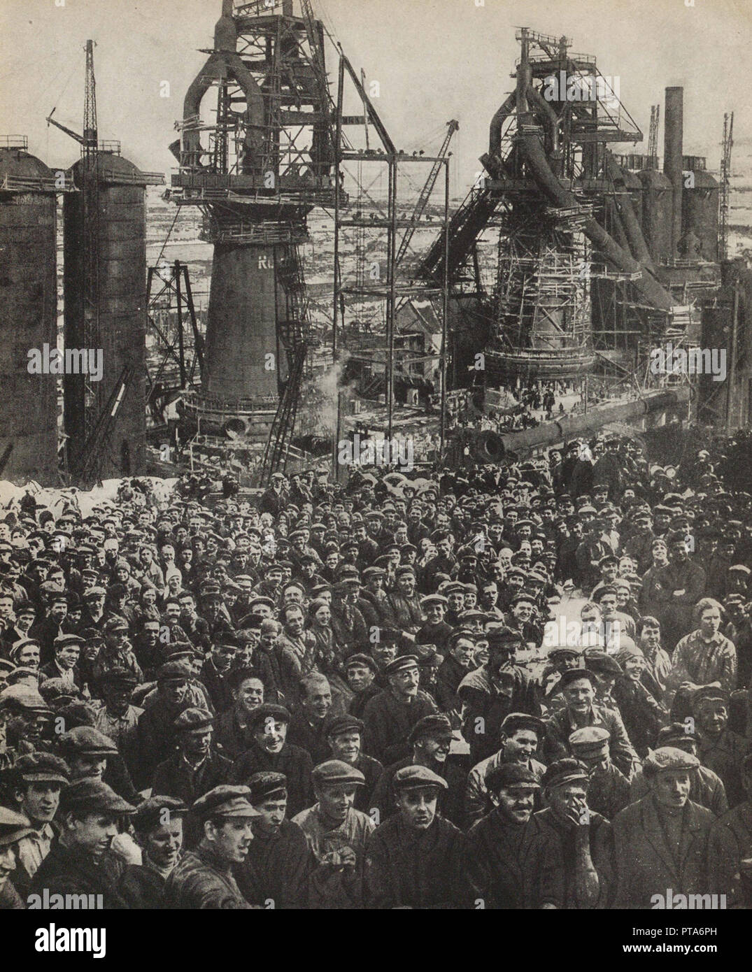 Feierliche Sitzung in Magnitogorsk. Abbildung aus der UDSSR baut Sozialismus, 1933. Schöpfer: Lissitzky, El (1890-1941). Stockfoto