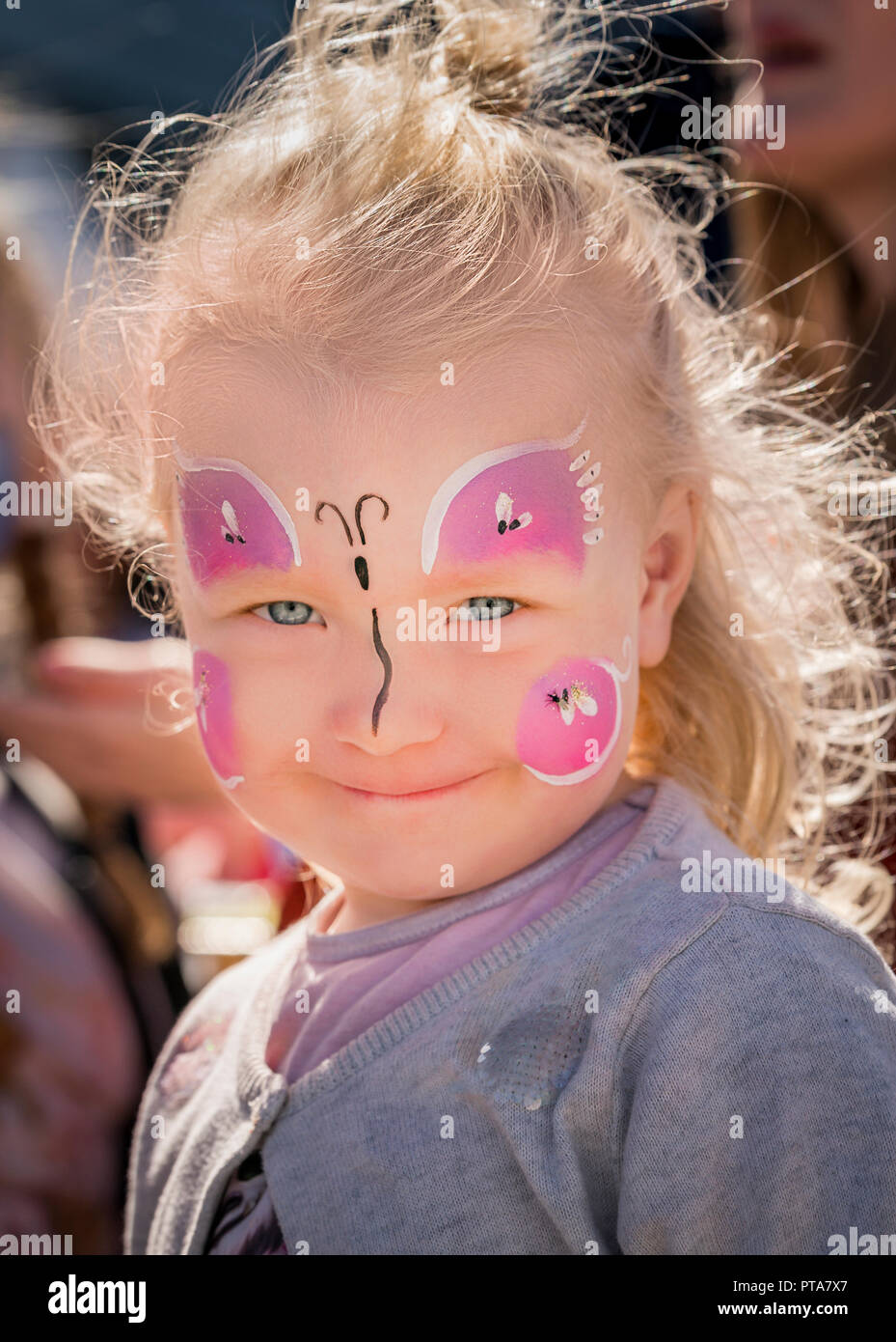 Junges Mädchen mit bemaltem Gesicht bei einem Sommerfest, Tag der Seemann, (Sjomannadagurinn) Reykjavik, Island Stockfoto