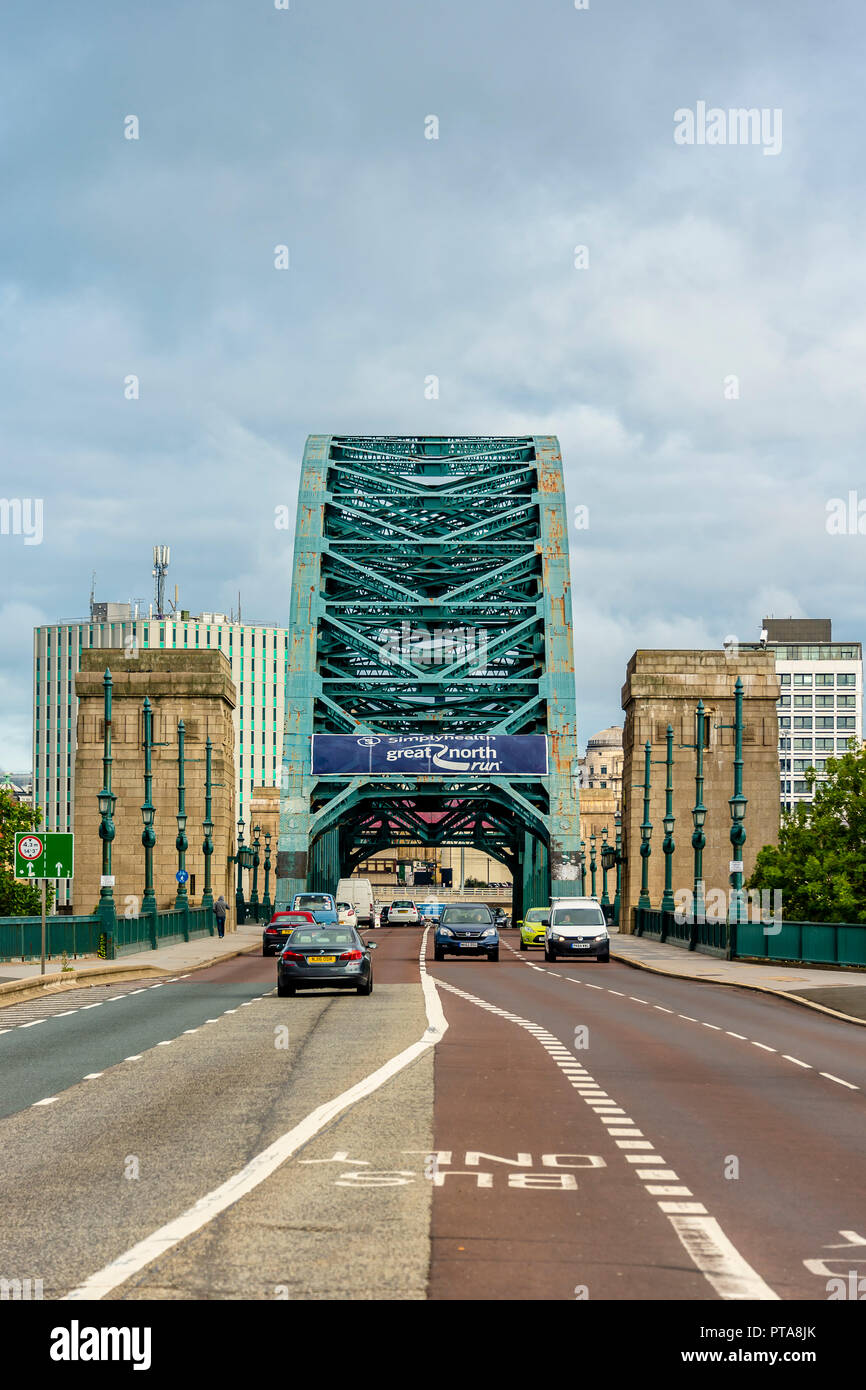 Newcastle upon Tyne, Großbritannien - 27 August 2018: Tyne Bridge entlang Tyne River, markanten architektonischen mit close-up Details und Architektur Stockfoto