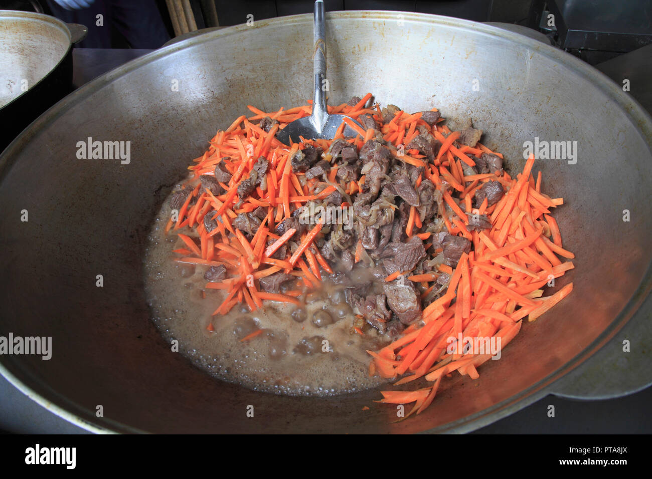 Kasachstan, Almaty, lokale Gericht mit Fleisch, Karotten, Stockfoto