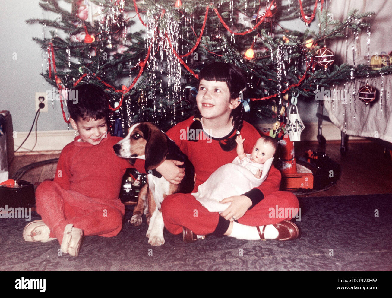 1950er Bruder und Schwester Weihnachten Aktivitäten, USA Stockfoto