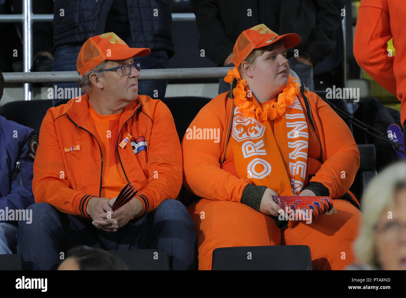 Fußball-Fans von den Niederlanden beobachten das Spiel gegen Dänemark die Qualifikation für die WM. Stockfoto