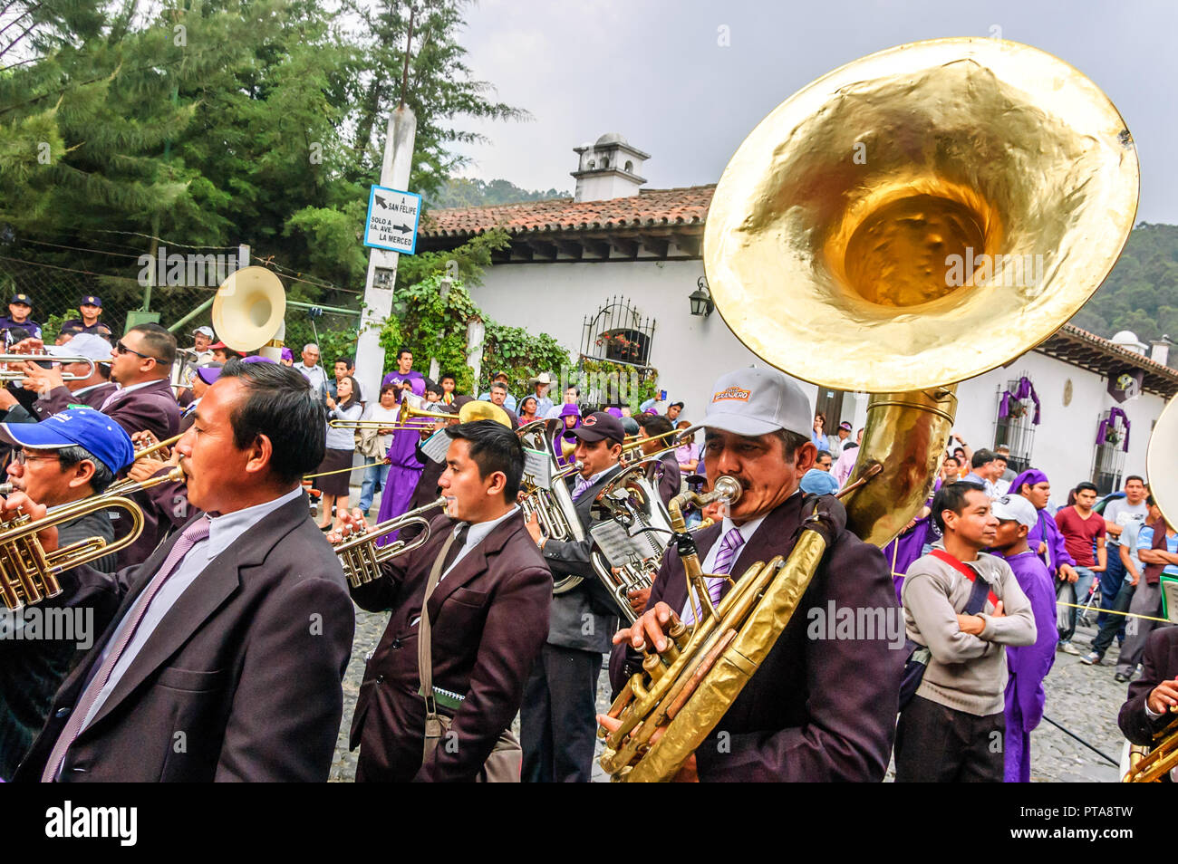 Antigua, Guatemala - 2. April 2015: Gründonnerstag Prozession im UNESCO Weltkulturerbe mit dem berühmtesten Feierlichkeiten zur Karwoche in Lateinamerika. Stockfoto