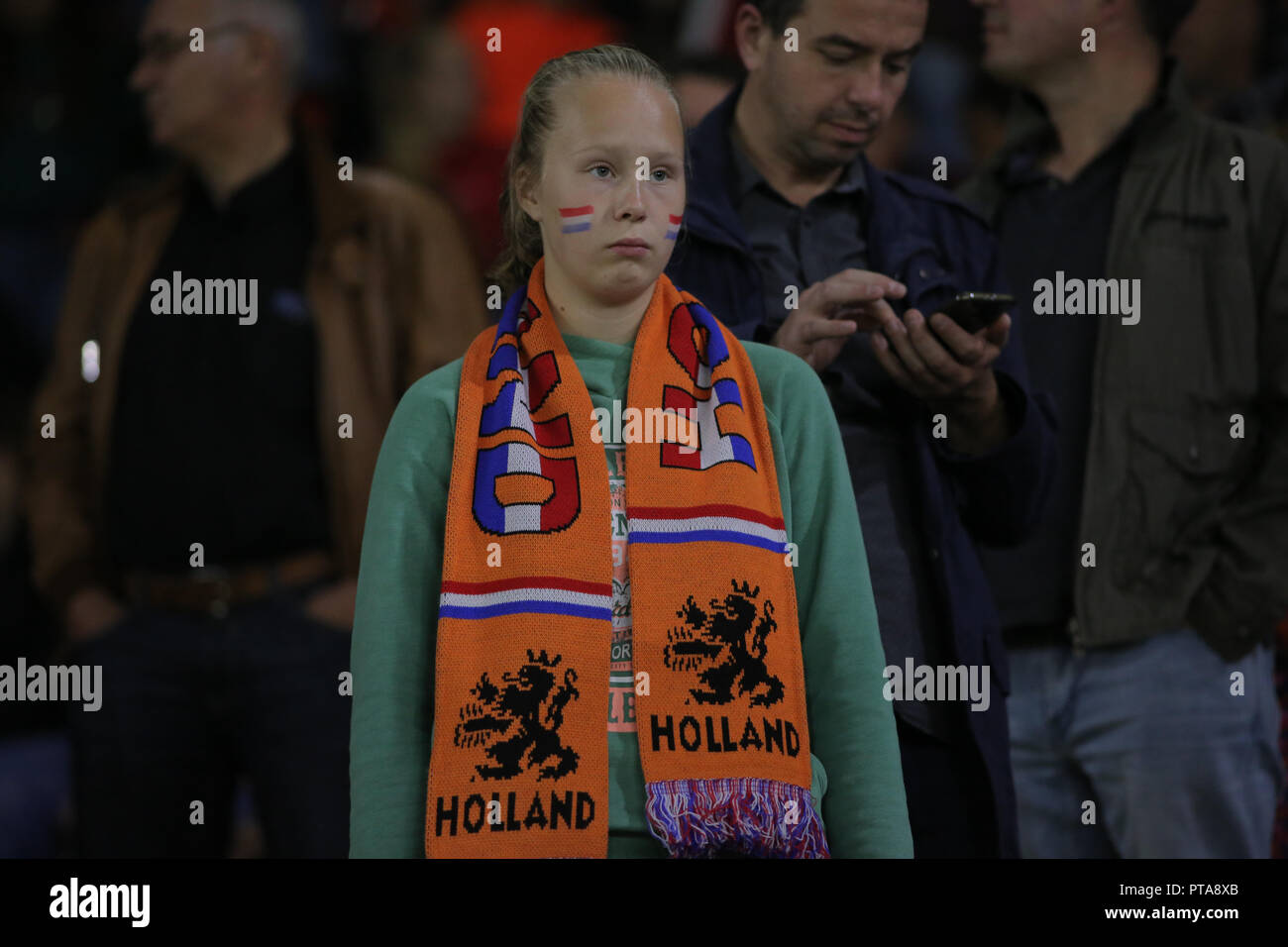 Fußball fan von Niederlande beobachten das Spiel gegen Dänemark die Qualifikation für die WM. Stockfoto