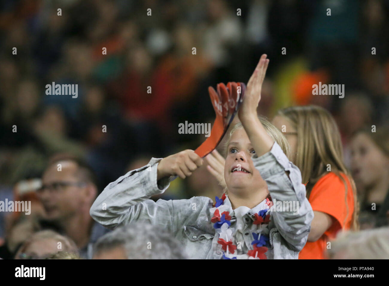 Fußball fan von Niederlande beobachten das Spiel gegen Dänemark die Qualifikation für die WM. Stockfoto