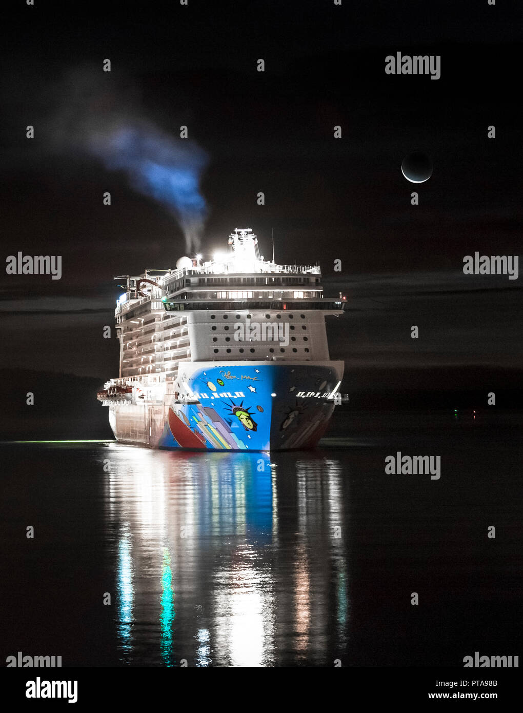 Cobh, Cork, Irland. 07. Oktober, 2018. Ein neuer Mond erhebt als einer der letzten Kreuzfahrtschiffe der Saison Norwegisch Breakaway vor der Morgendämmerung in Zusammenarbeit ankommt Stockfoto