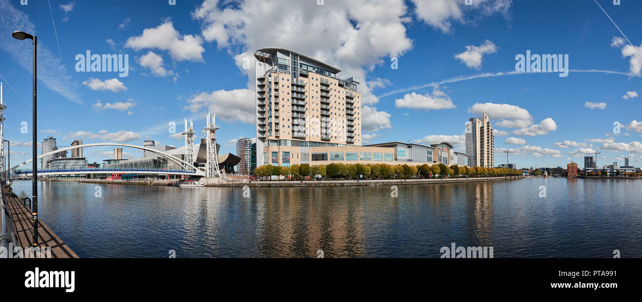 Ein Blick auf die Lowry Outlet Mall, Vue Cinema, Mehrfamilienhaus, Salford, Greater Manchester, UK Stockfoto