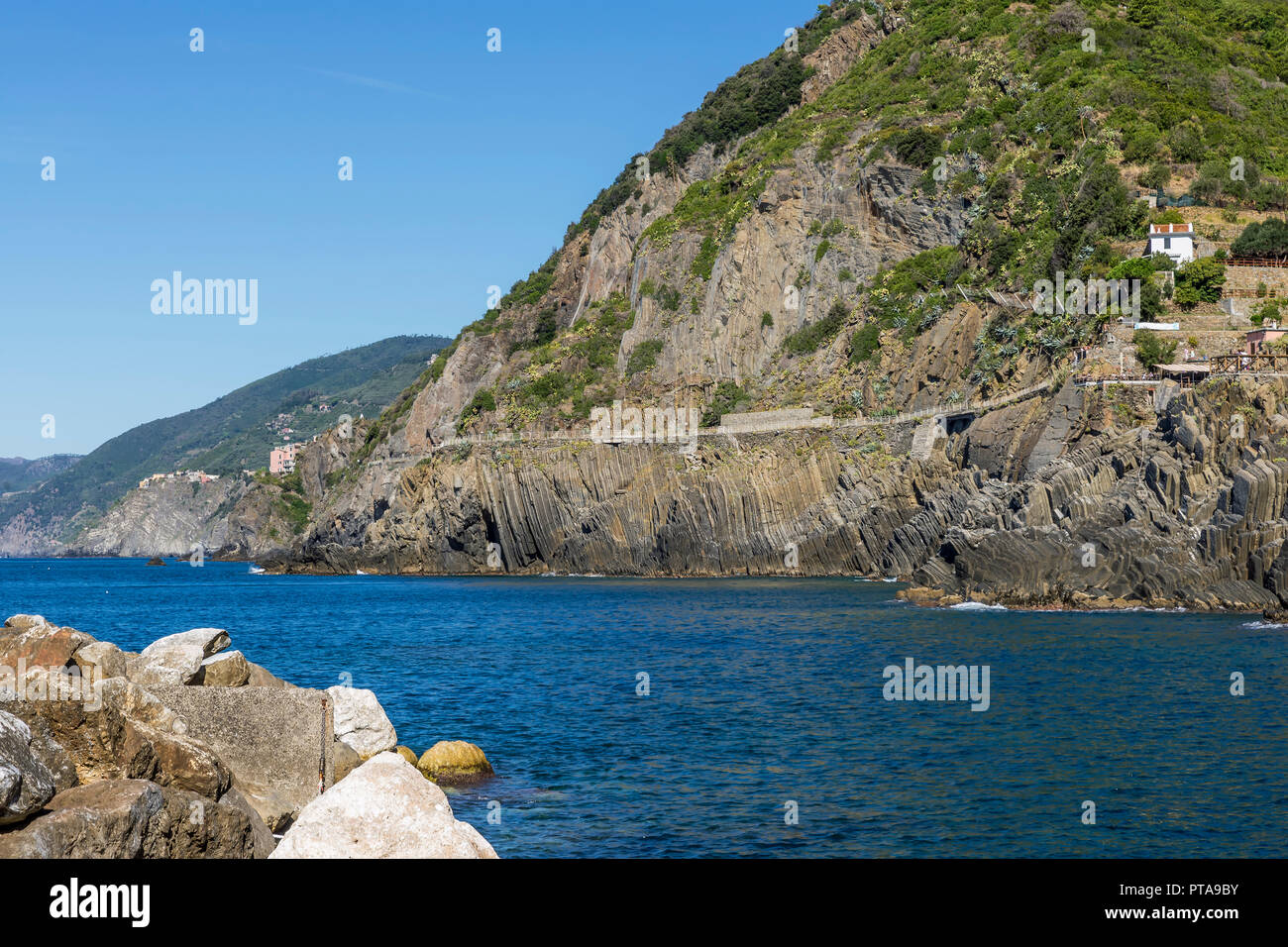 'La Via dell'Amore", der natürliche Weg verbindet Riomaggiore, Manarola mit Blick auf das Meer, Cinque Terre, Ligurien, Italien Stockfoto