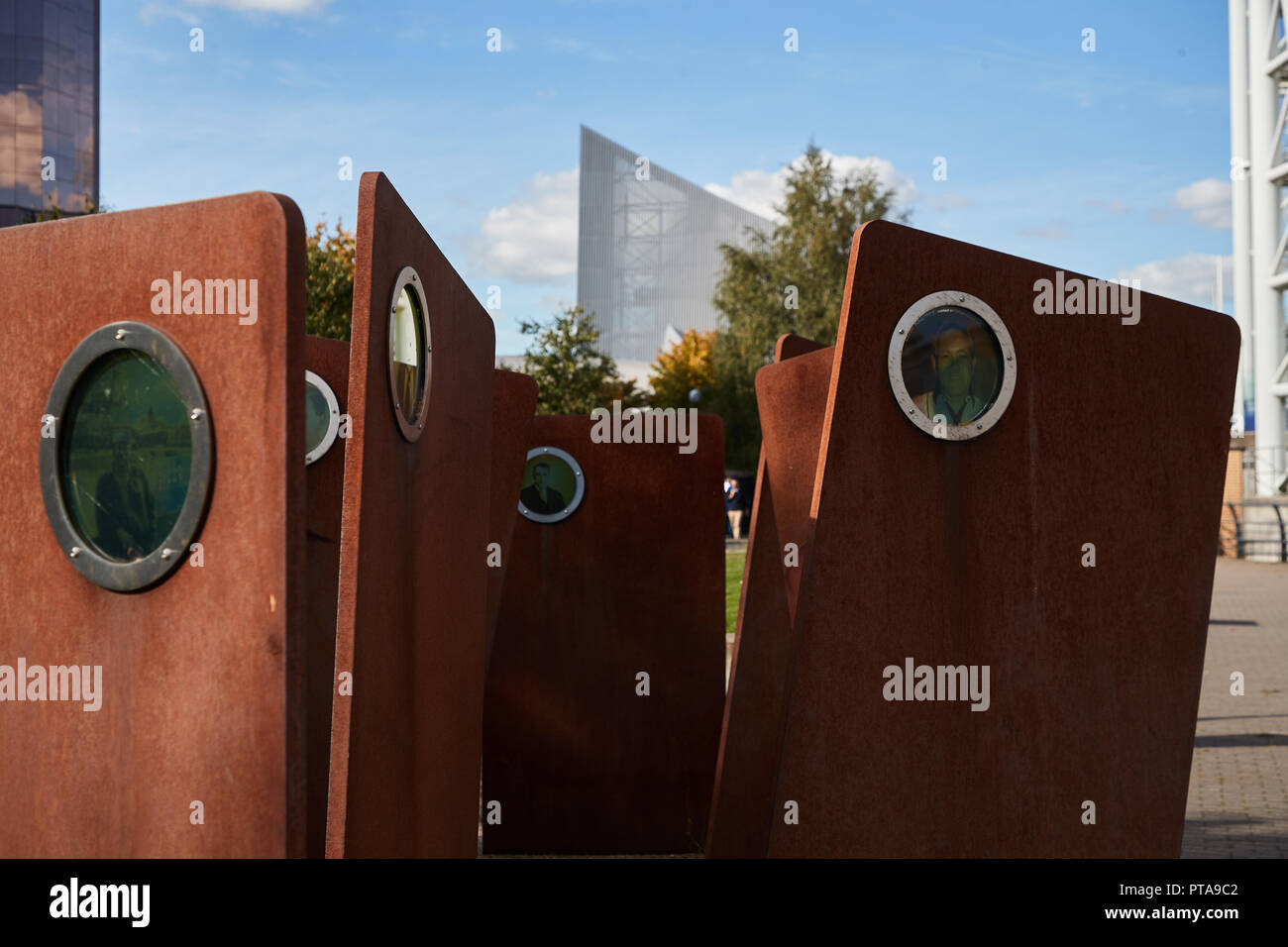 Casuals von Broadbent, eine Stahlskulptur 2010 mit ehemaligen Salford Dock Arbeiter und ihre Familien, Stockfoto