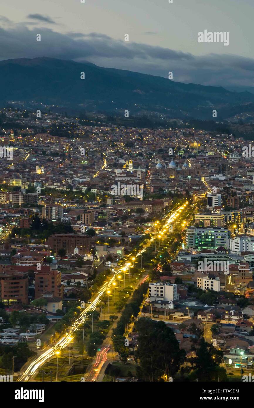 CUENCA - Ecuador in der Nacht vom Mirador de Turi in vertikalen Zusammensetzung Stockfoto