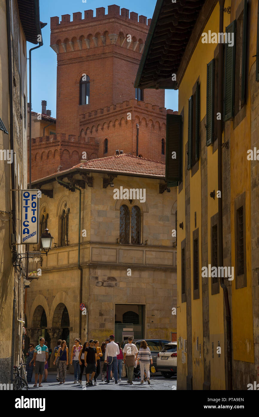Straßenszene in historischen Viertel mit Turm in der Altstadt von Pisa, Toskana, Italien, Europa Stockfoto