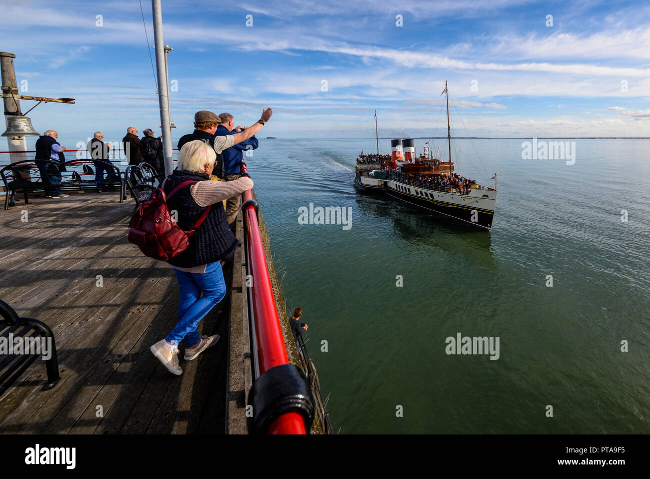Paddeldampfer Waverley nähert sich dem Southend Pier an der Themse Mündung mit Passagieren für einen Touristenausflug auf der Themse nach London Stockfoto Paddeldampfer Waverley nähert sich dem Southend Pier an der Themse Mündung mit Passagieren für einen Touristenausflug auf der Themse nach London Stockfoto