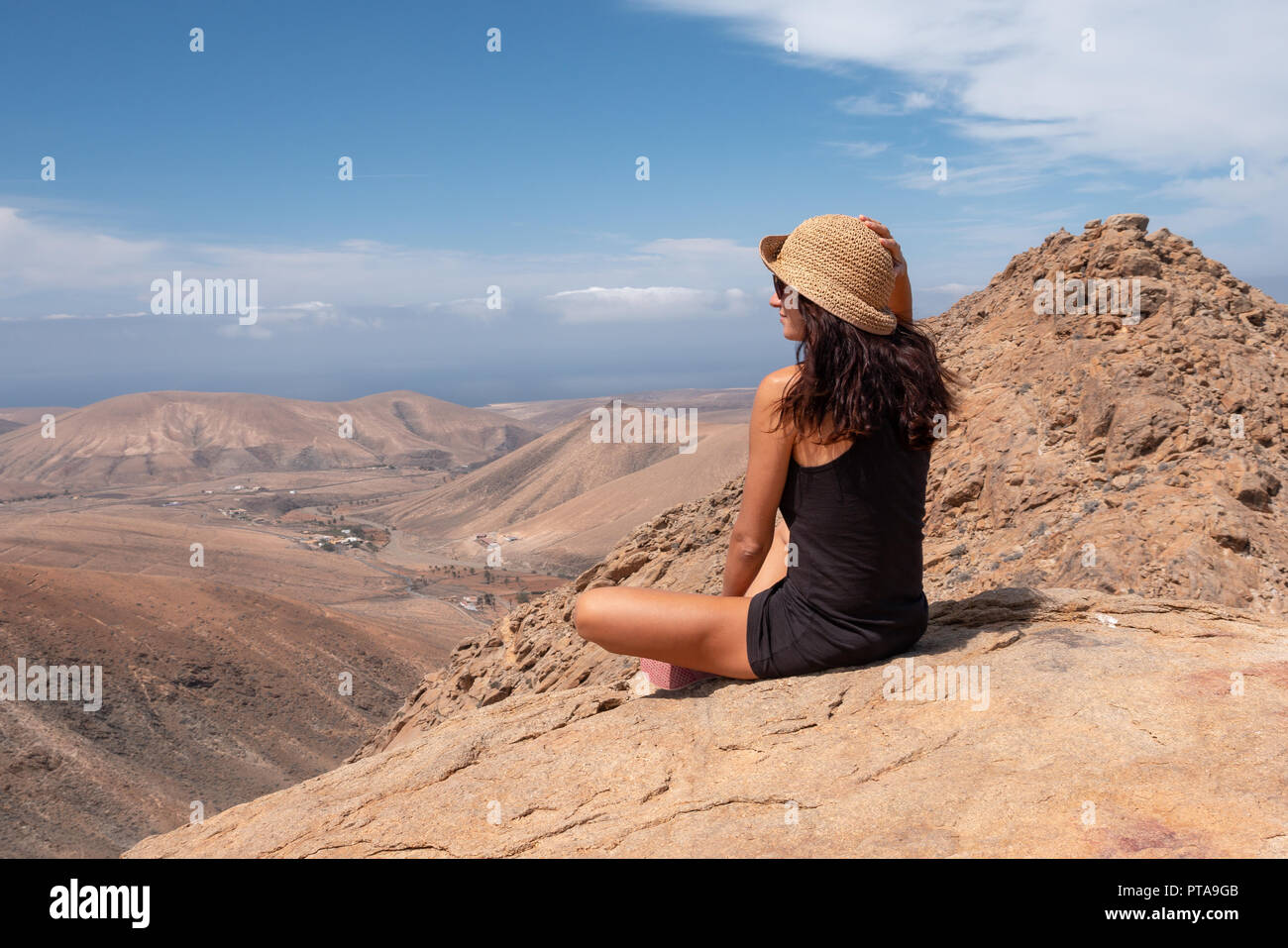 Entspannt Mädchen an einer Landschaft, die von der Spitze eines Berges, Fuerteventura Stockfoto