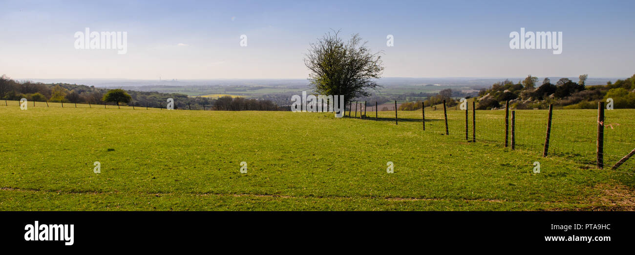 Ein Flickenteppich von Dörfern und landwirtschaftlichen Bereichen, plus die riesigen Kraftwerk Didcot, Oxfordshire Landschaft vom Gipfel des Sc gesehen Stockfoto