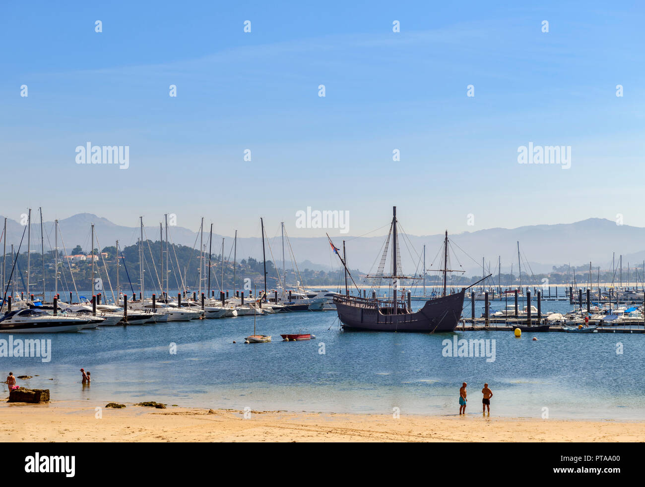 Bayona Strand und Jachthafen mit der Replik' La Pinta' im Hintergrund Stockfoto