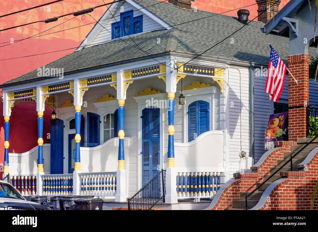 Eine blau-gelbe Farbgebung Akzente eine "doppelte Schrotflinte" Haus im Französischen Viertel, November 15, 2015, in New Orleans, Louisiana. Stockfoto