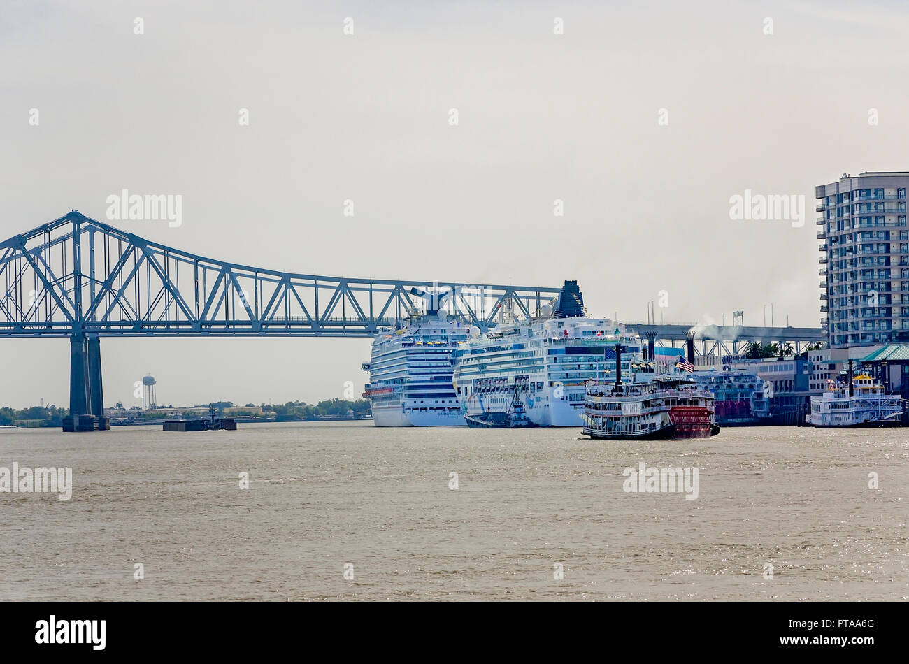 Kreuzfahrtschiffe und Dampfschiffen Pass The Crescent City Connection (Greater New Orleans Brücke), November 15, 2015, in New Orleans, Louisiana. Stockfoto