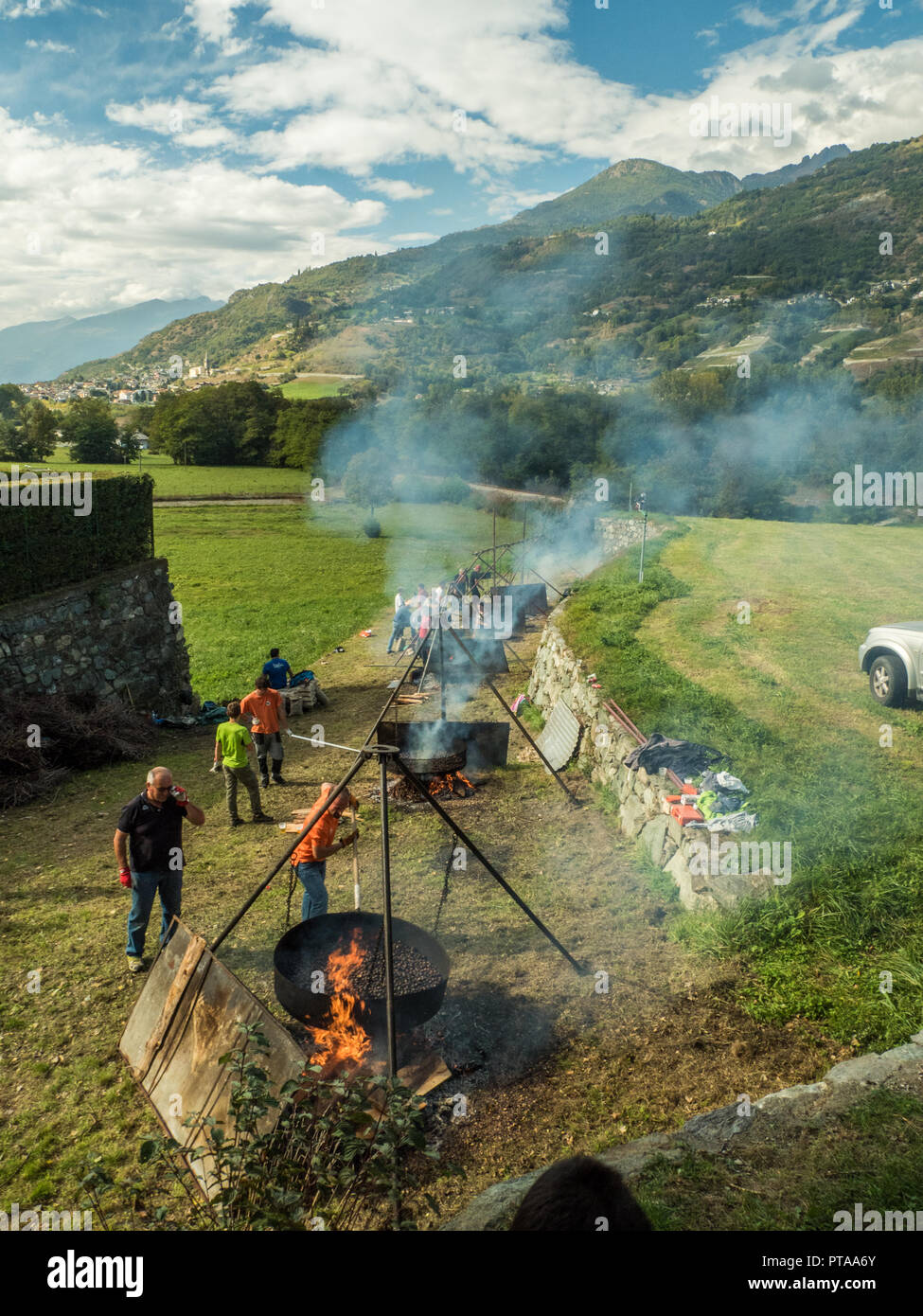 Kastanien geröstet in riesigen Pfannen während das kastanienfest in der Stadt Fenis im Aostatal Region NW Italien Stockfoto