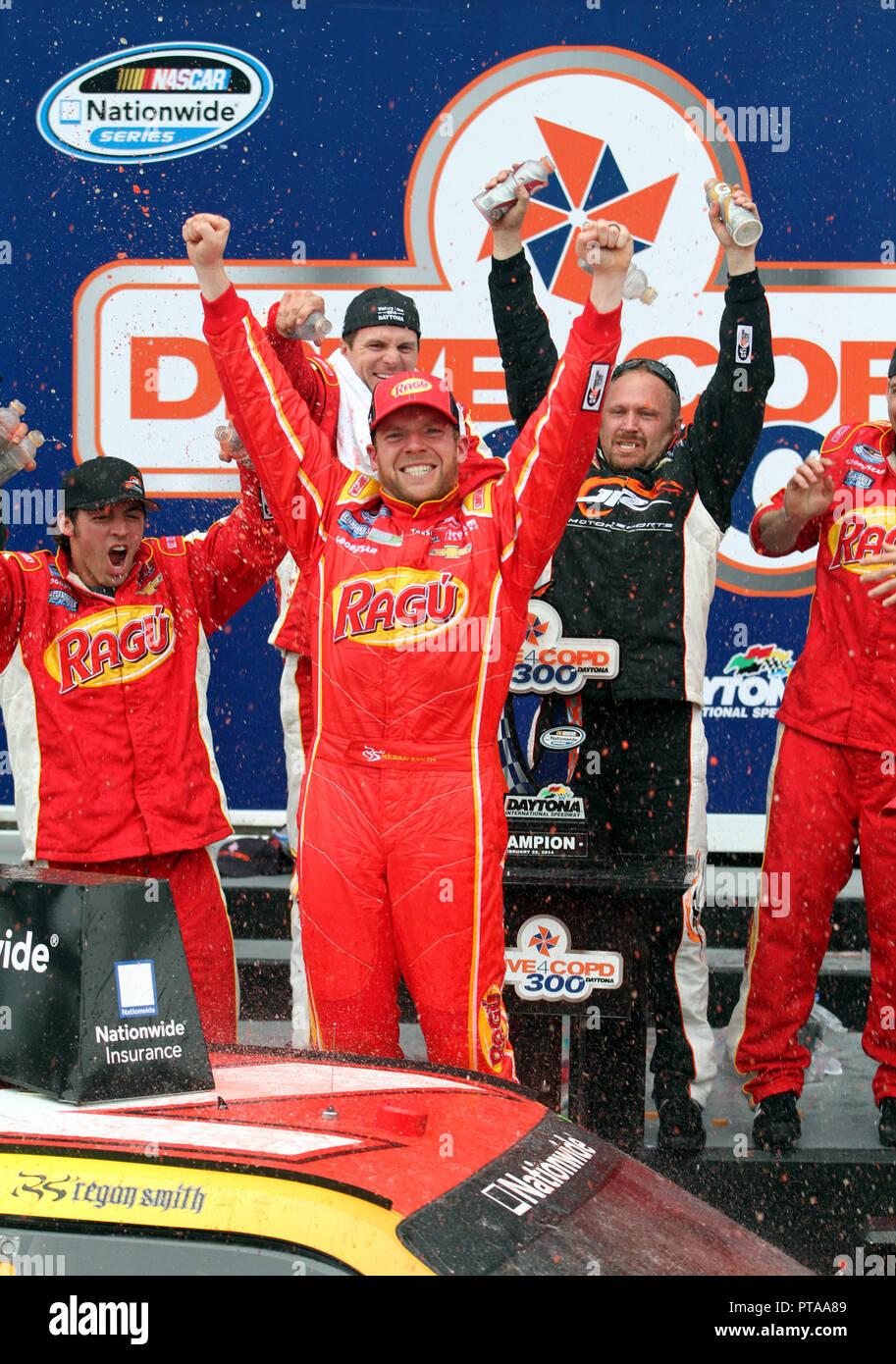 Regan Smith feiert den Gewinn der NASCAR Nationwide Series Antrieb 4 COPD 300 auf dem Daytona International Speedway in Daytona, Florida am 22. Februar 2014. Stockfoto