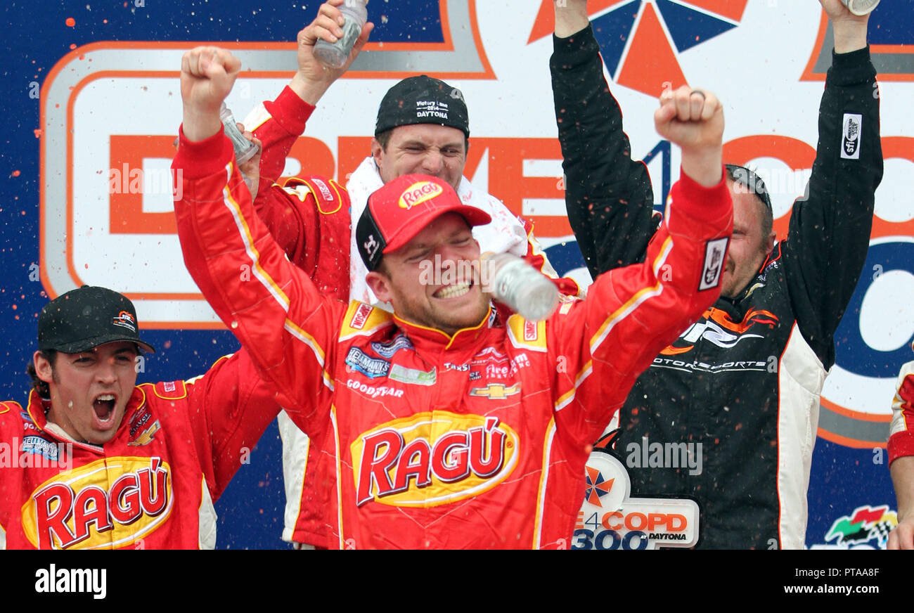 Regan Smith feiert den Gewinn der NASCAR Nationwide Series Antrieb 4 COPD 300 auf dem Daytona International Speedway in Daytona, Florida am 22. Februar 2014. Stockfoto