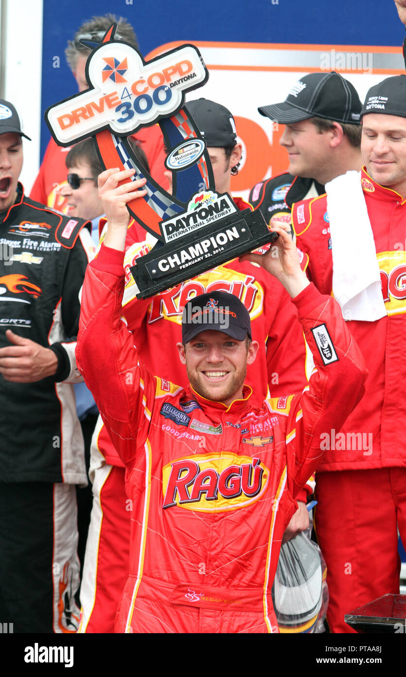 Regan Smith feiert den Gewinn der NASCAR Nationwide Series Antrieb 4 COPD 300 auf dem Daytona International Speedway in Daytona, Florida am 22. Februar 2014. Stockfoto
