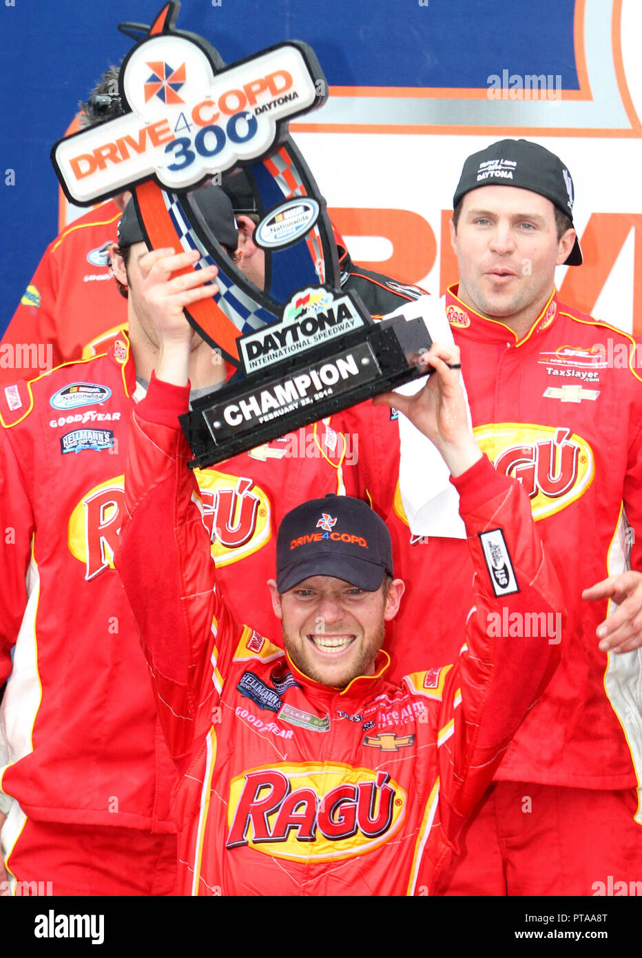 Regan Smith feiert den Gewinn der NASCAR Nationwide Series Antrieb 4 COPD 300 auf dem Daytona International Speedway in Daytona, Florida am 22. Februar 2014. Stockfoto