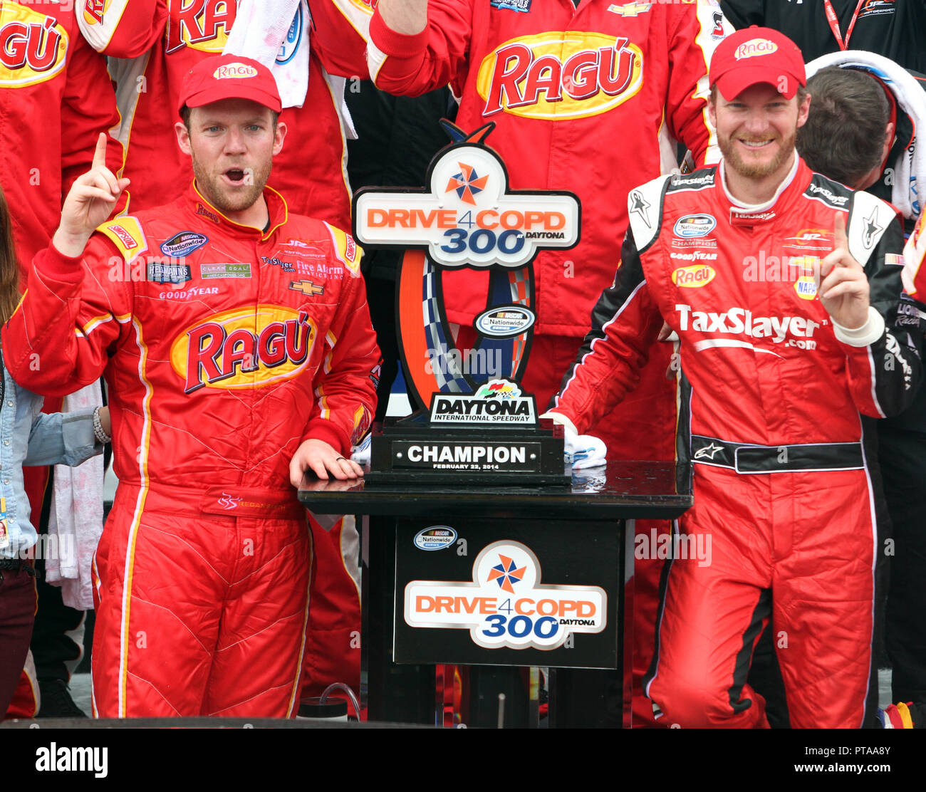 Regan Smith feiert den Gewinn der NASCAR Nationwide Series Antrieb 4 COPD 300 auf dem Daytona International Speedway in Daytona, Florida am 22. Februar 2014. Stockfoto