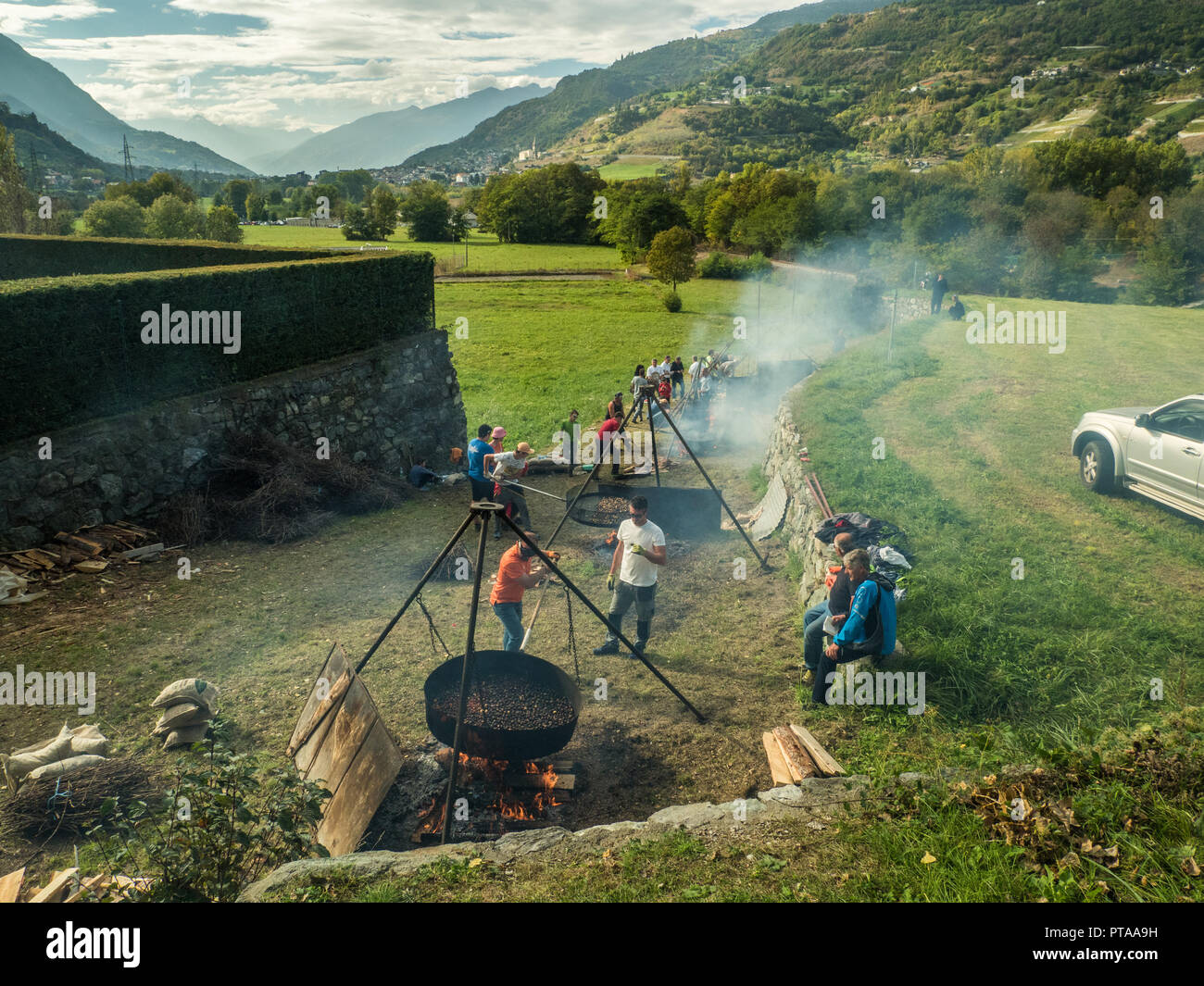 Kastanien geröstet in riesigen Pfannen während das kastanienfest in der Stadt Fenis im Aostatal Region NW Italien Stockfoto