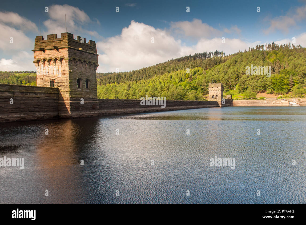 Morgens scheint die Sonne auf das Derwent Behälter in der Derbyshire Peak District. Stockfoto