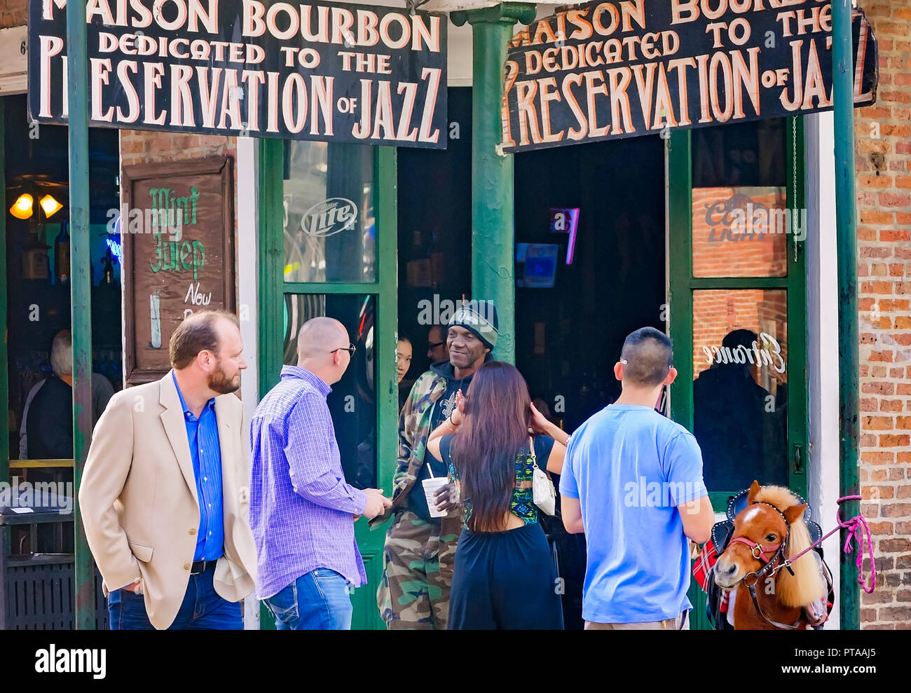 Menschen versammeln sich mit einer Miniatur Pferd außerhalb Maison Bourbon Jazz Club, November 15, 2015, in New Orleans, Louisiana. (Foto von Carmen K. Sisson/Cloudybrig Stockfoto