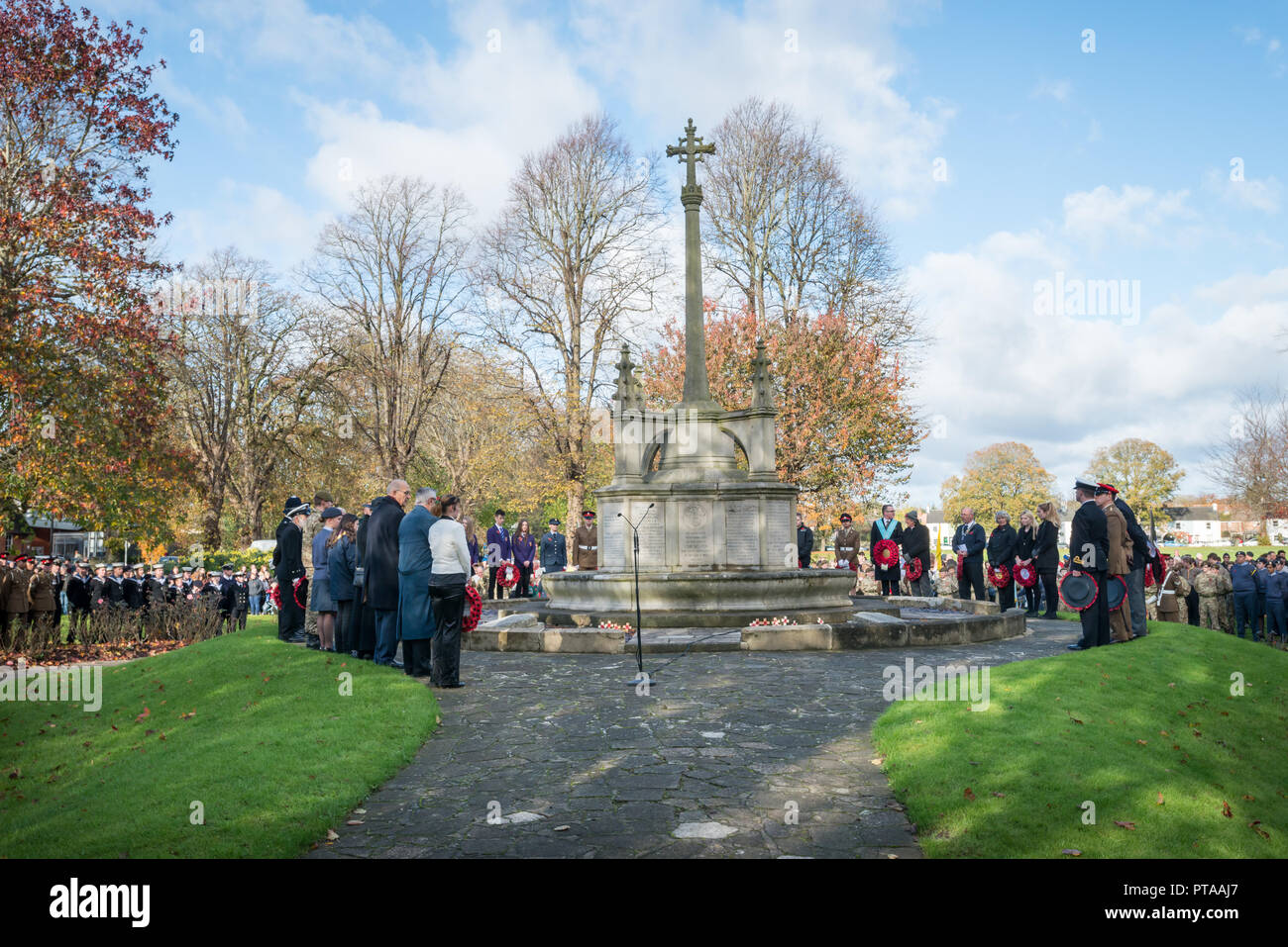 Erinnerungsgottesdienst, Menschen versammeln sich während eines Remembrance Sunday Service am Kriegsdenkmal in der Stadt Chichester, West Sussex, Großbritannien. Stockfoto