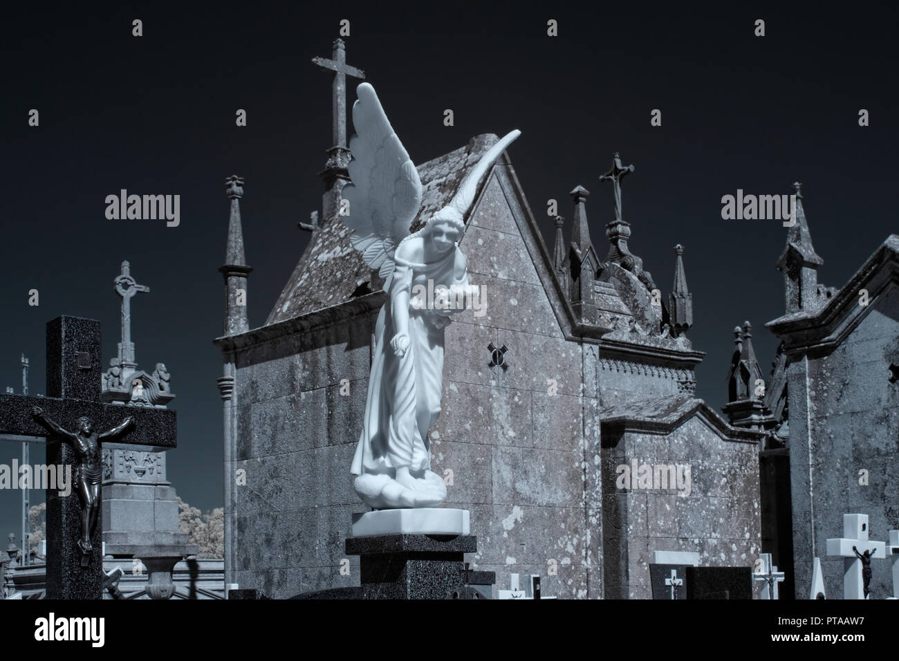 Alte europäische Friedhof mit einem weißem Marmor Engel im Vordergrund. Ir-Filter verwendet. Stockfoto