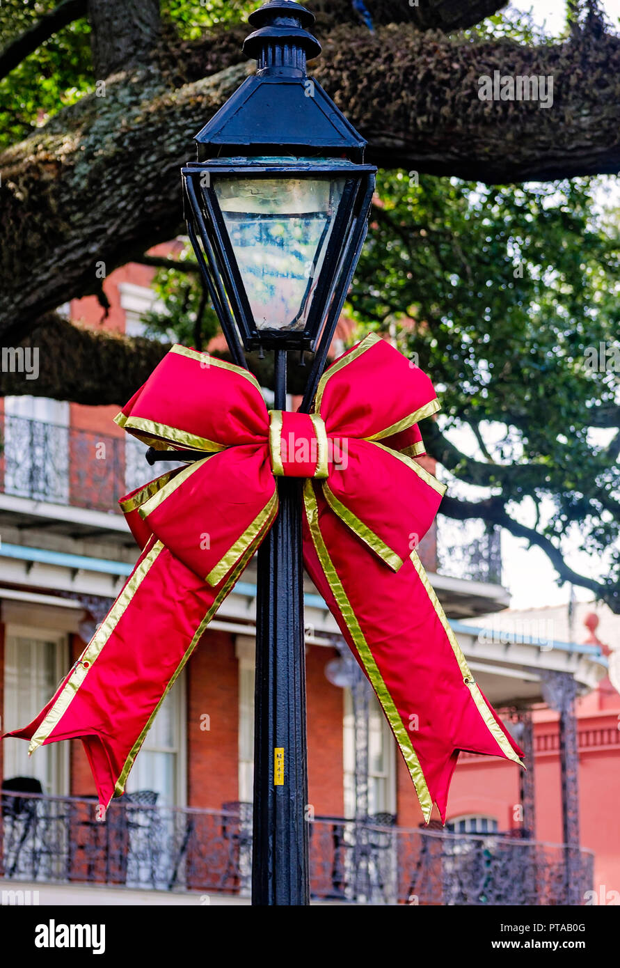 Einen Laternenpfahl ist dcorated mit einem roten Band für Weihnachten in Jackson Square, 11. November 2015 in New Orleans, Louisiana. Stockfoto