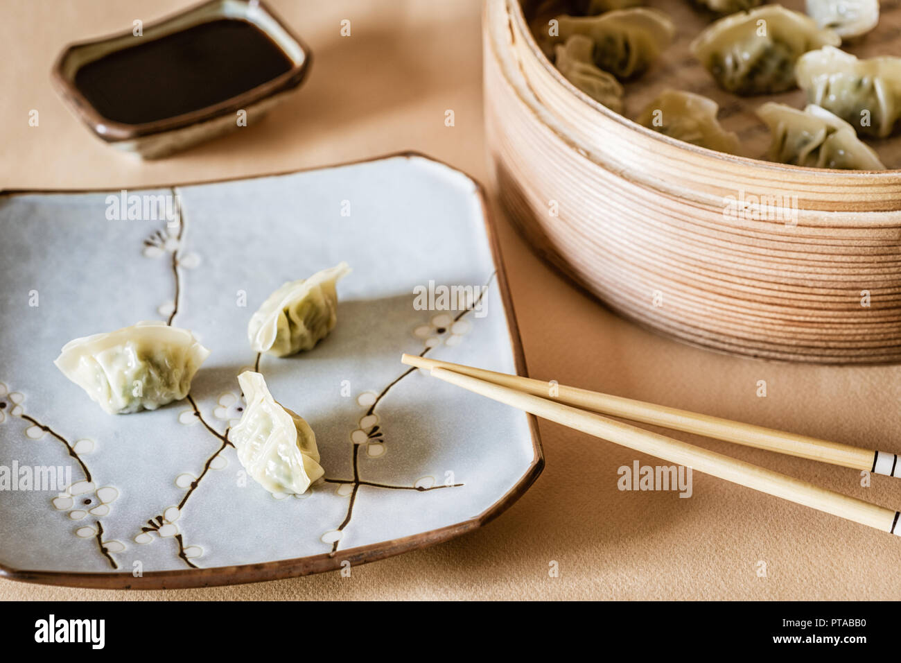 Asiatische Gyoza, Knödel Snack, Essstäbchen, Steamer, selektiven Fokus. Stockfoto