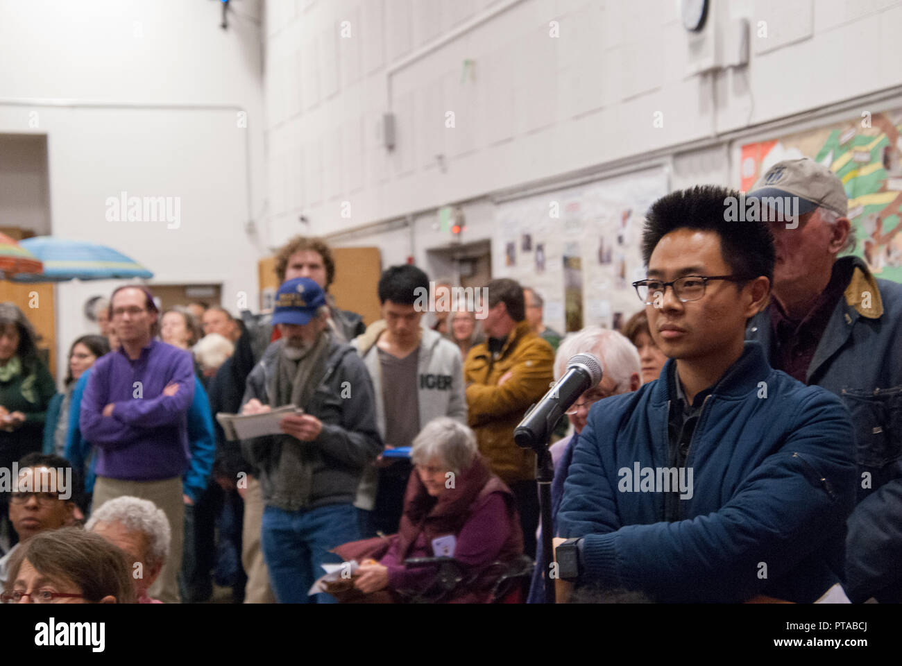 Bewohner Line up Gebäude an der North Berkeley BART Haltestelle in einer öffentlichen Sitzung im Berkeley Schule für Erwachsene am 15. März 2018 zu diskutieren. Stockfoto