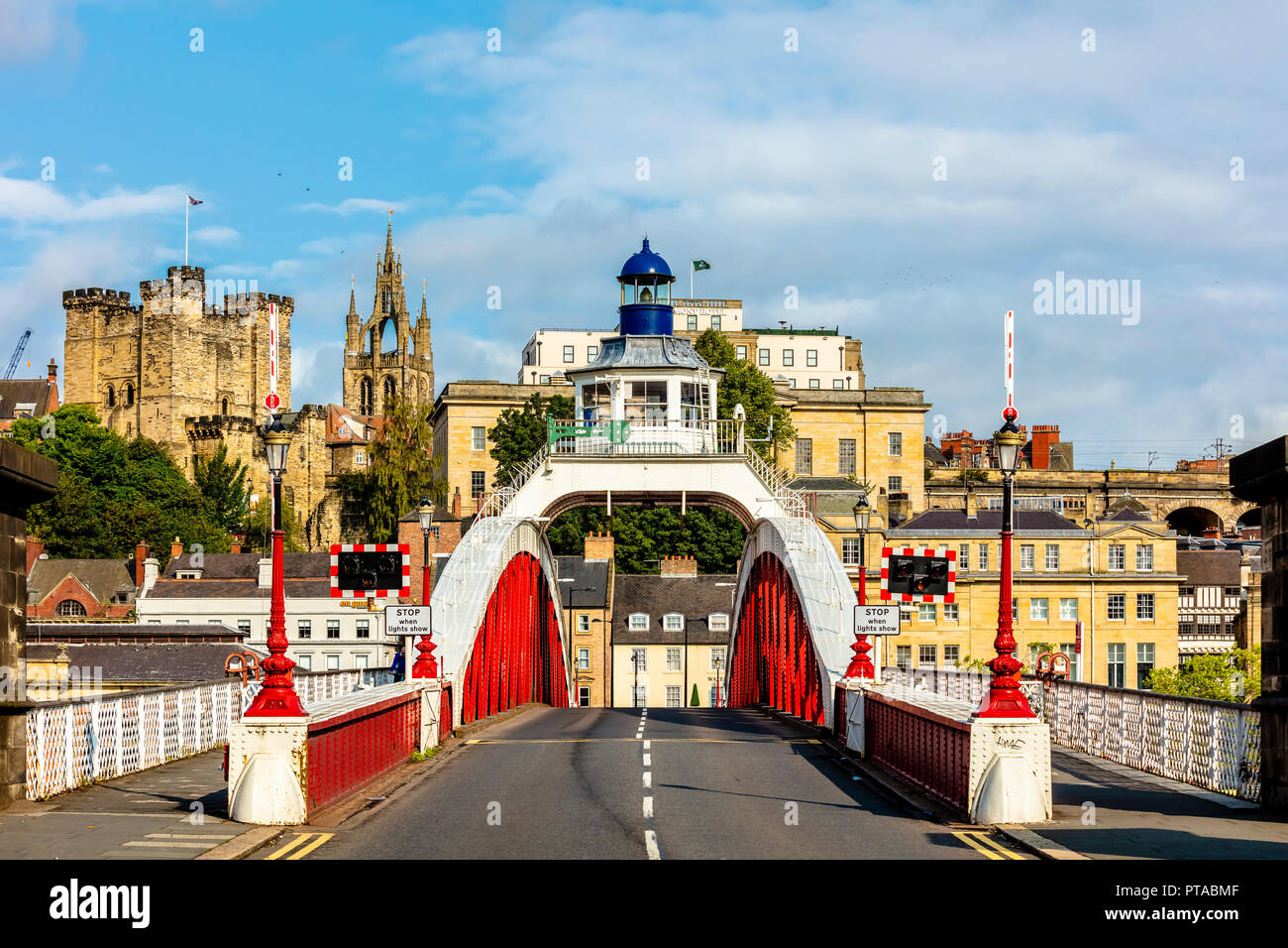 Newcastle upon Tyne, England/Großbritannien - 27. August 2018: Swing Bridge hydraulischen Brücke über den Fluss Tyne architektonischen Details Stockfoto