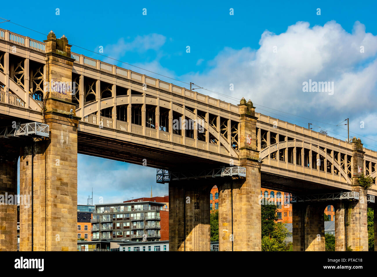 Newcastle upon Tyne, England/Großbritannien - 27. August 2018: Hohe Brücke Brücke (Straße und Eisenbahn entlang des Flusses Tyne Stockfoto