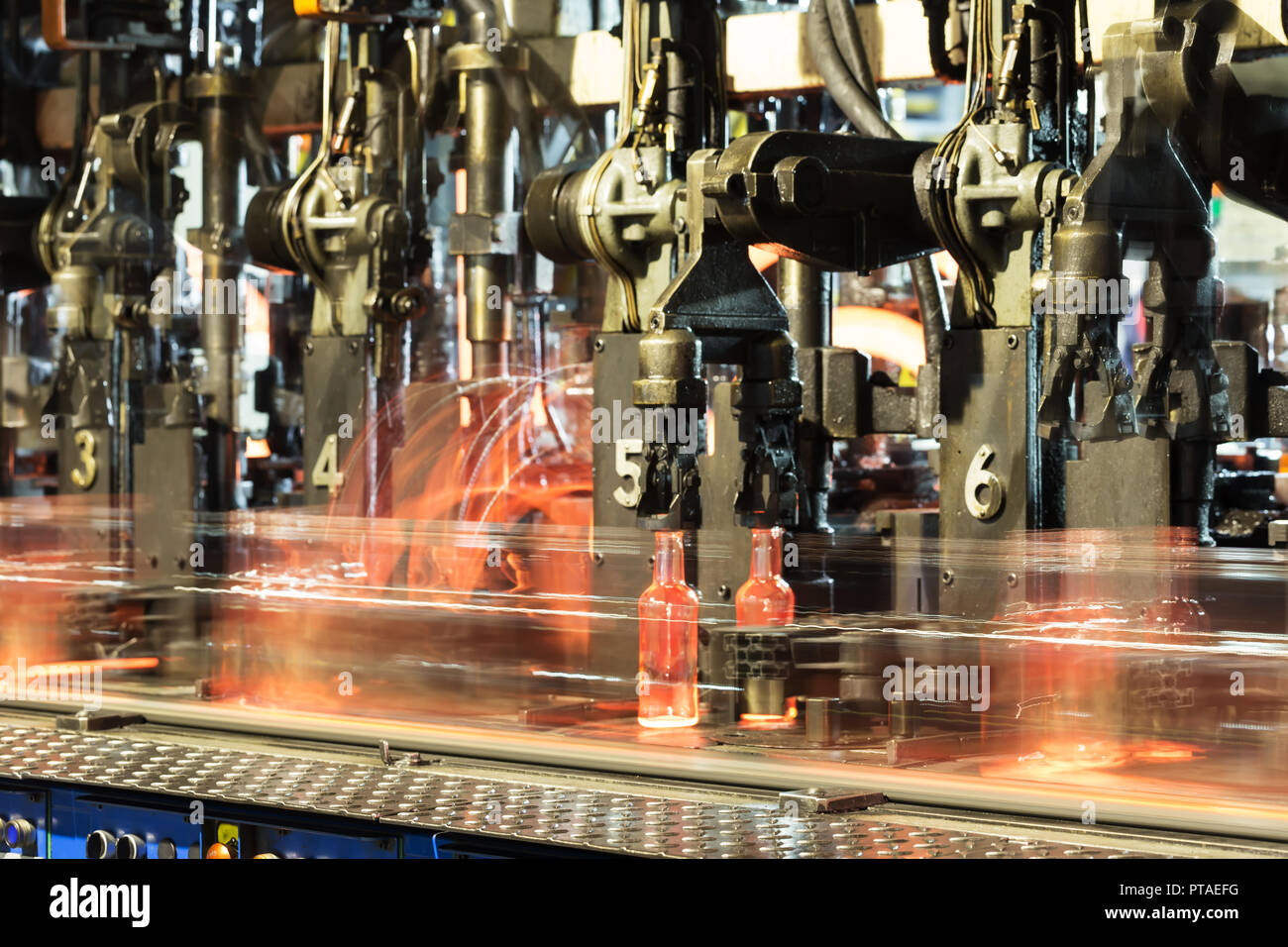 Heißes Glas Flaschen auf ein Glas Produktionslinie. Hot red Flaschen bewegen sich entlang der Förderanlage im Werk Stockfoto