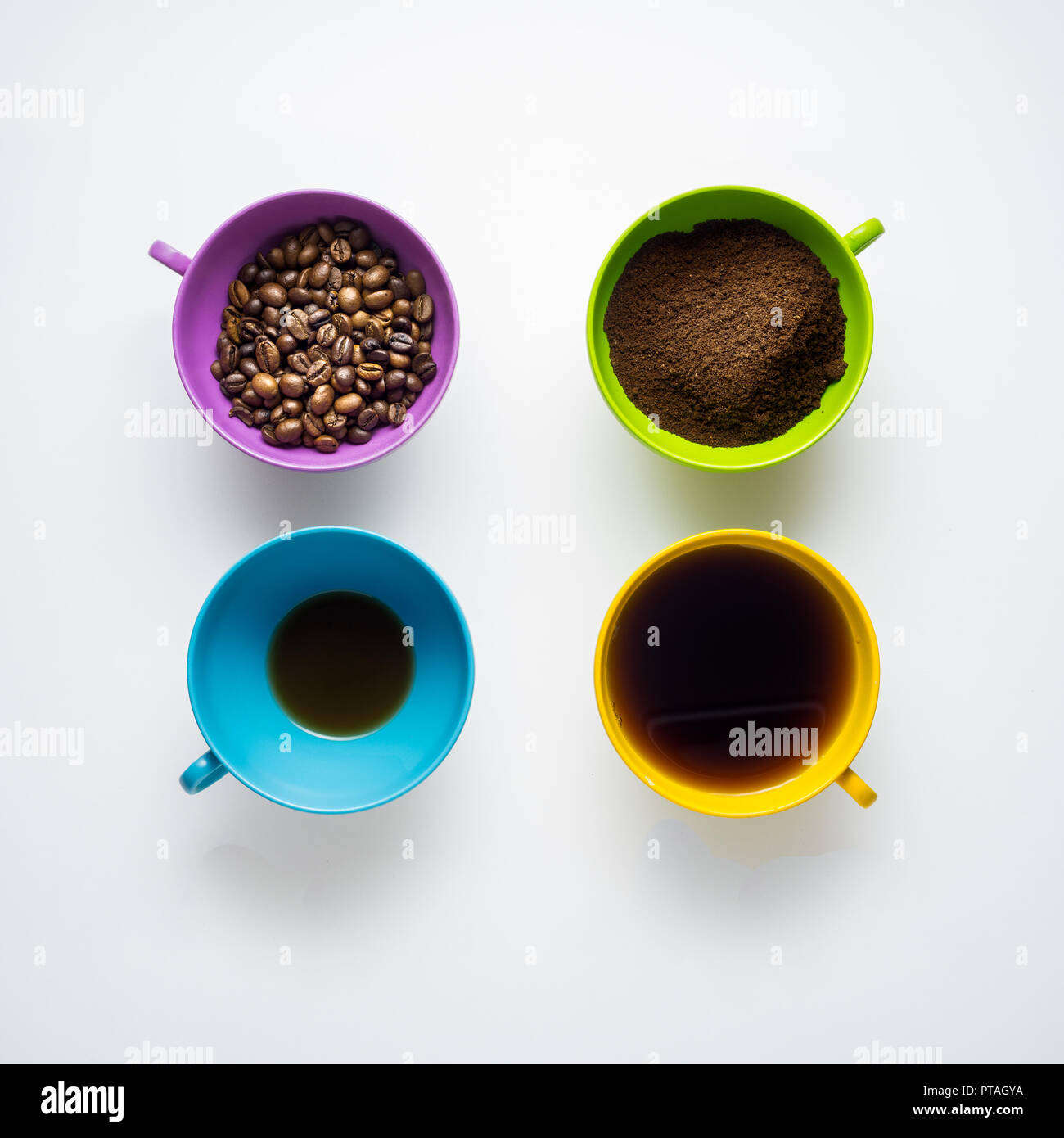 Kreatives Konzept Foto von Cups mit Bohnen und Instantkaffee auf grauem Hintergrund. Stockfoto