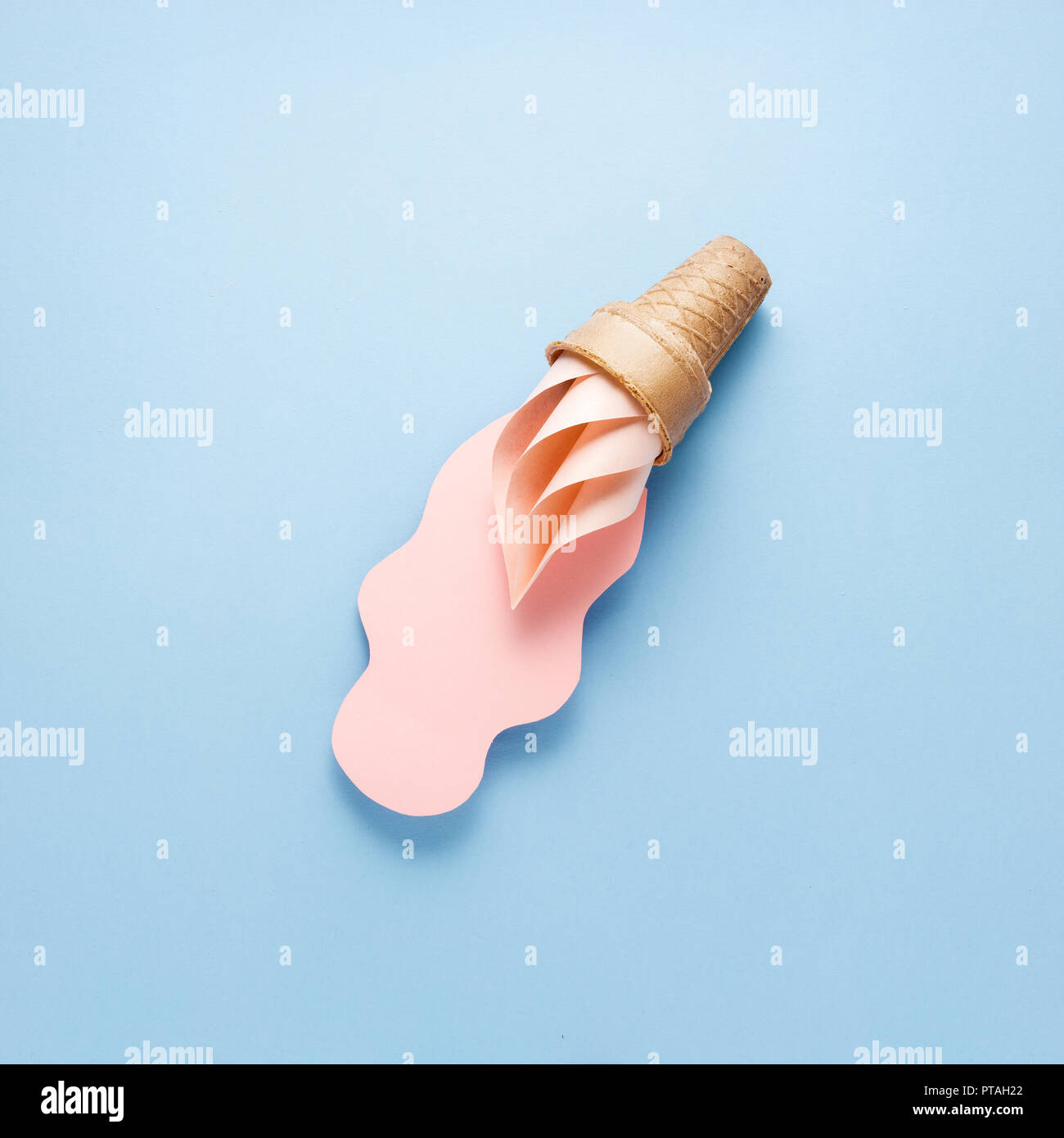 Kreatives Konzept Foto von Eis und Splash aus Papier auf blauem Hintergrund. Stockfoto
