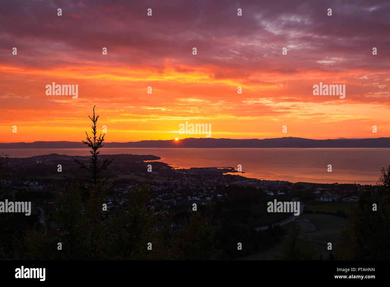 Sonnenuntergang Himmel über fernen Trondheim und Ranheim Städte, von den Hügeln über Ranheim gesehen. Fernblick auf Trondheimsfjorden. Stockfoto