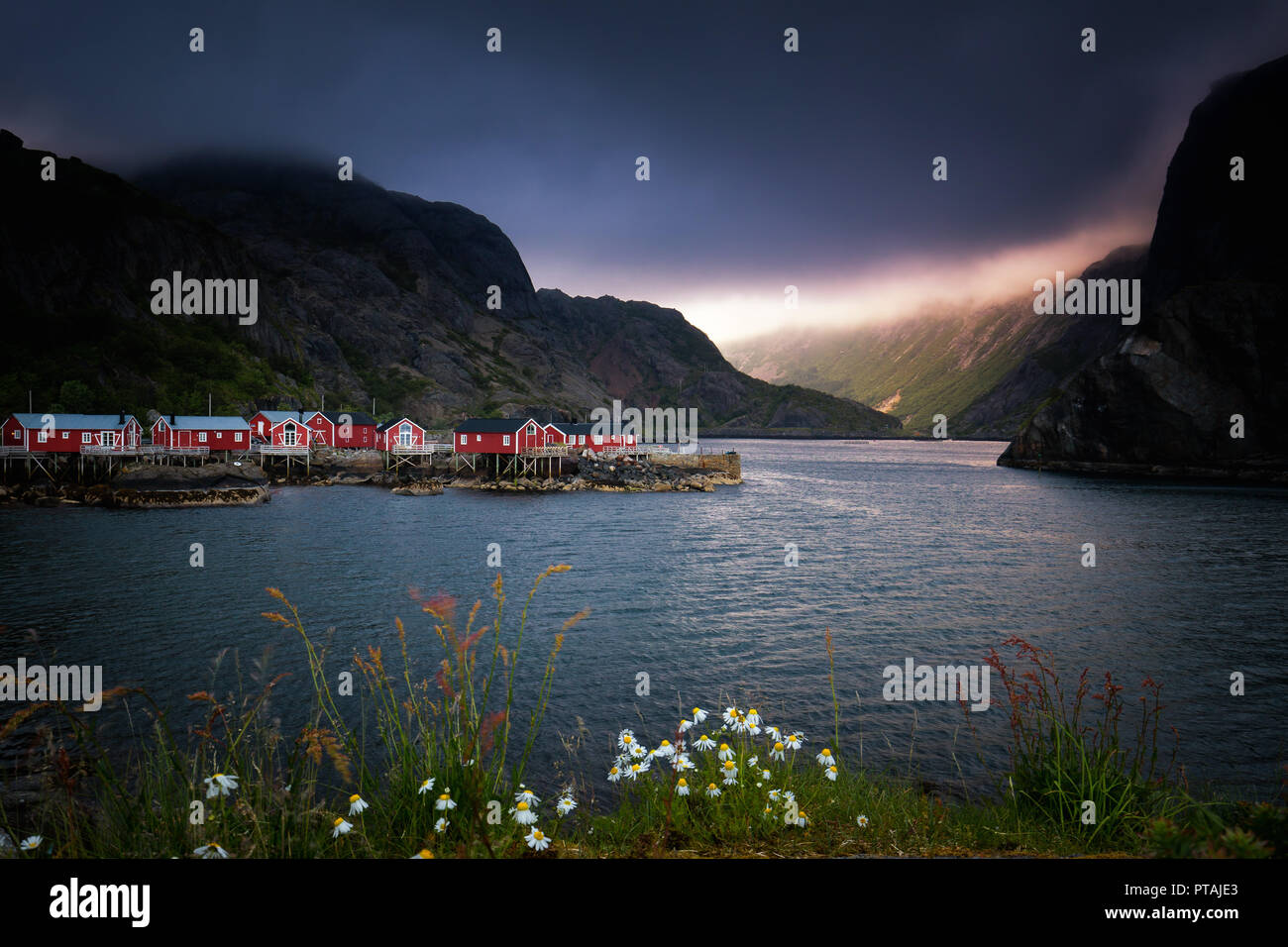 Kleines Fischerdorf Nusfjord Lofoten Inseln, Norwegen Stockfoto